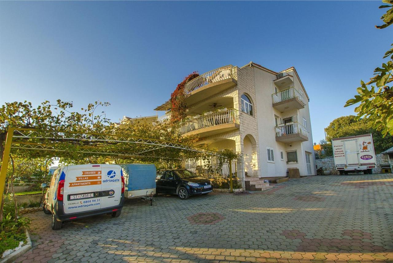 Apartments Nada Grebastica Bagian luar foto